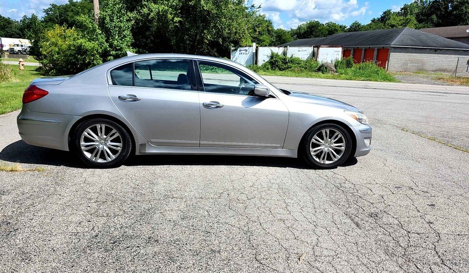 2012 HYUNDIA GENESIS