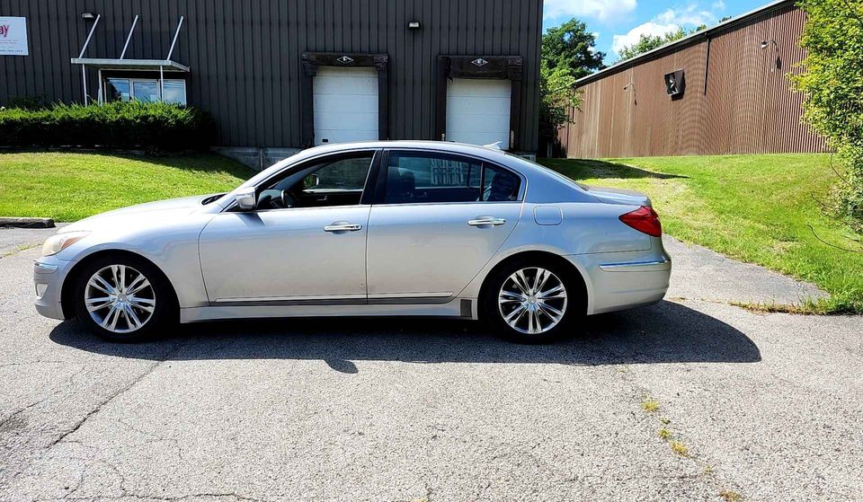 2012 HYUNDIA GENESIS